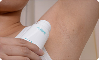 Bạn có thể lấy gel ra ngón tay và thoa lên vùng da dưới cánh tay hoặc thoa trực tiếp từ tuýp lên da!